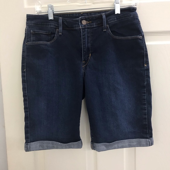 Women’s Levi shorts - Picture 4 of 9